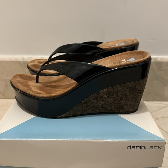 Dani Black Wedge Sandals in Black Patent Leather; Size 7.5 - Picture 3 of 5